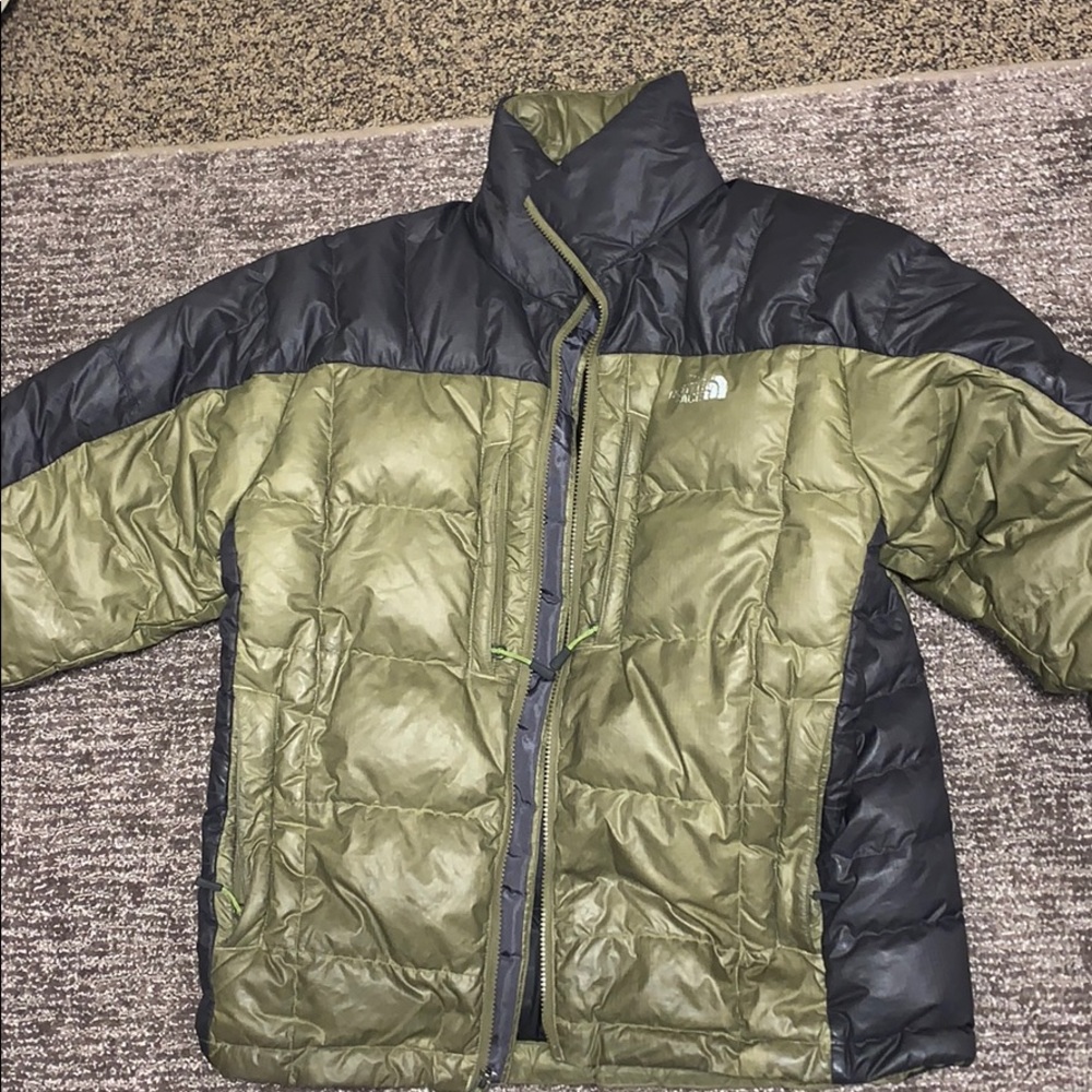 Men’s medium North Face summit series down jacket